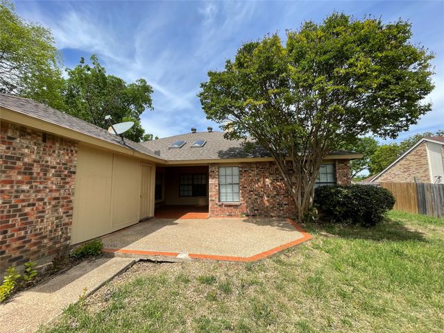 1052 Twin Falls Drive, Desoto, TX 75115