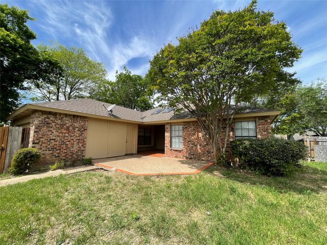 1052 Twin Falls Drive, Desoto, TX 75115