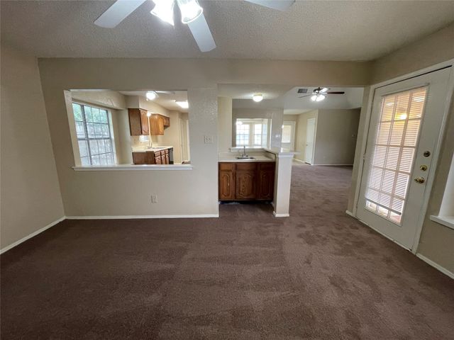 1052 Twin Falls Drive, Desoto, TX 75115