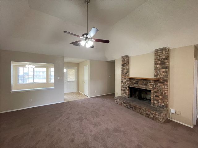 1052 Twin Falls Drive, Desoto, TX 75115