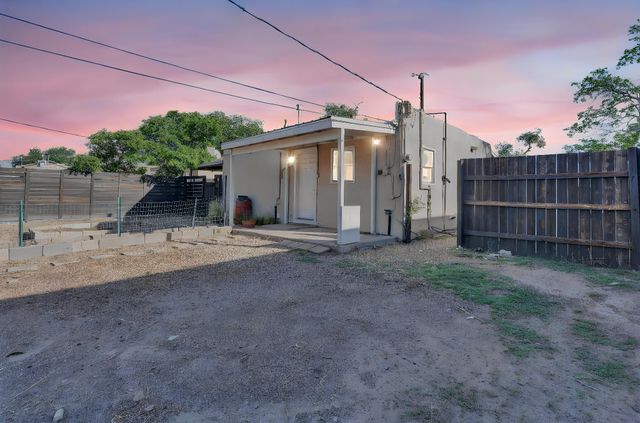 910 Headingly Avenue NW, Albuquerque, NM 87107