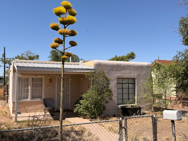 910 Headingly Avenue NW, Albuquerque, NM 87107