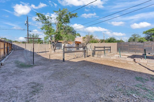 910 Headingly Avenue NW, Albuquerque, NM 87107
