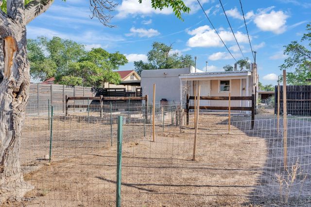 910 Headingly Avenue NW, Albuquerque, NM 87107