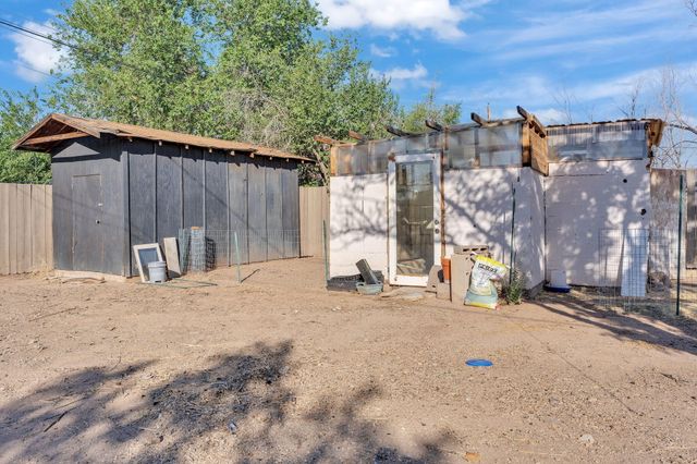 910 Headingly Avenue NW, Albuquerque, NM 87107
