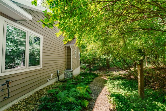 7217 Hawthorn Valley Avenue, Kalamazoo, MI 49009