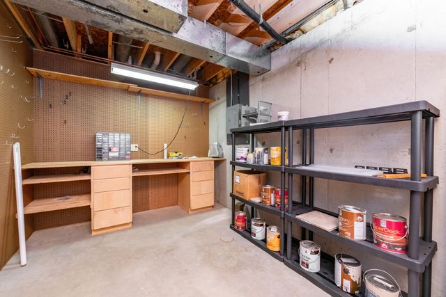 7217 Hawthorn Valley Avenue, Kalamazoo, MI 49009