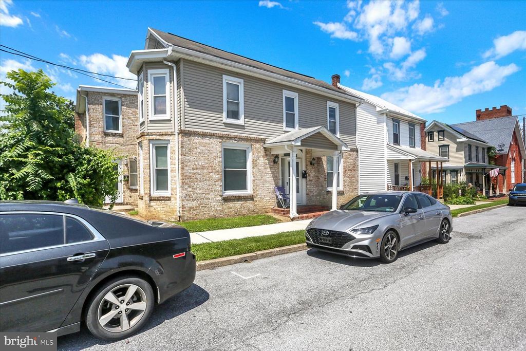 21 CHESTNUT ST, Mount Holly Springs, PA 17065