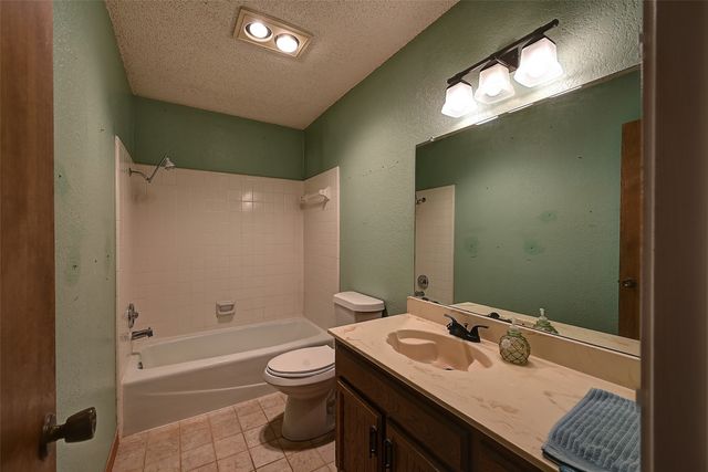 6640 Fair Oaks Drive, Watauga, TX 76148