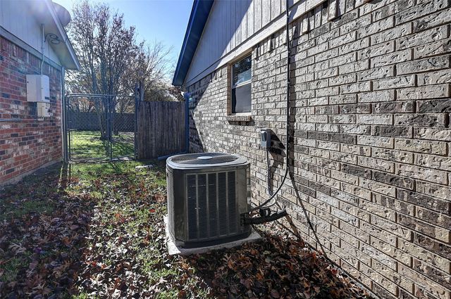 6640 Fair Oaks Drive, Watauga, TX 76148