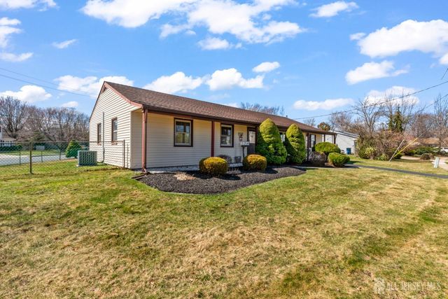 56 Evergreen Terrace, Monroe, NJ 08831