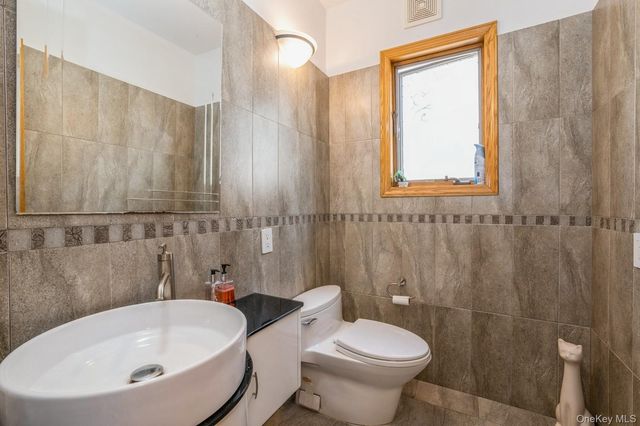 19615 Como Avenue, Holliswood, NY 11423