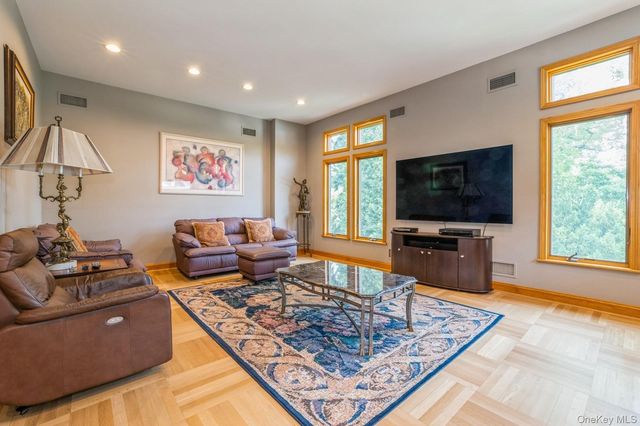 19615 Como Avenue, Holliswood, NY 11423