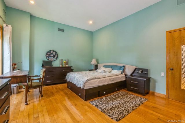 19615 Como Avenue, Holliswood, NY 11423