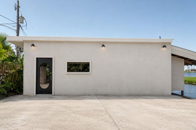 3391 Hwy 6 Drive, Hitchcock, TX 77563