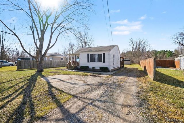 5091 W Carpenter Road, Flint, MI 48504