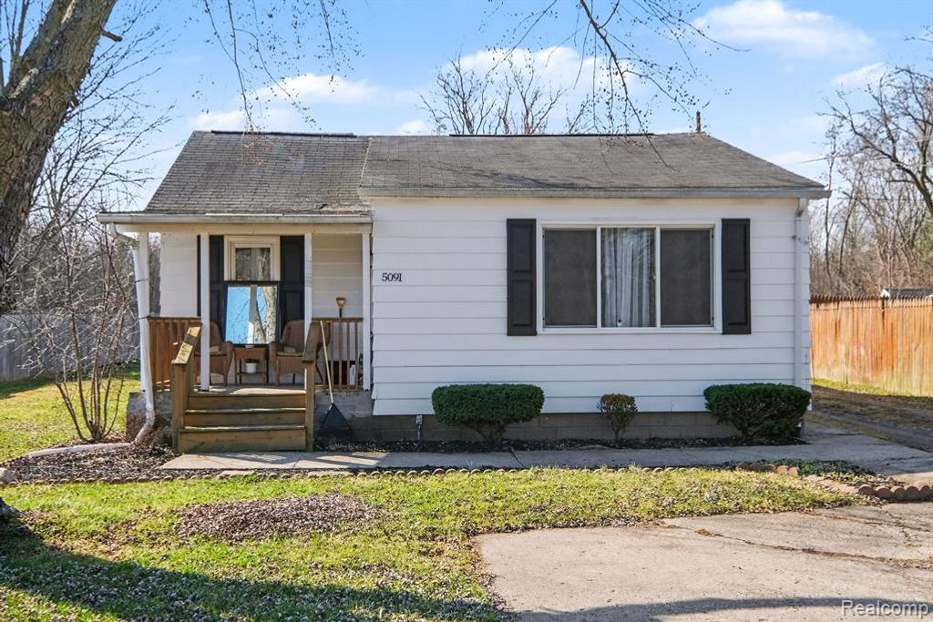 5091 W Carpenter Road, Flint, MI 48504