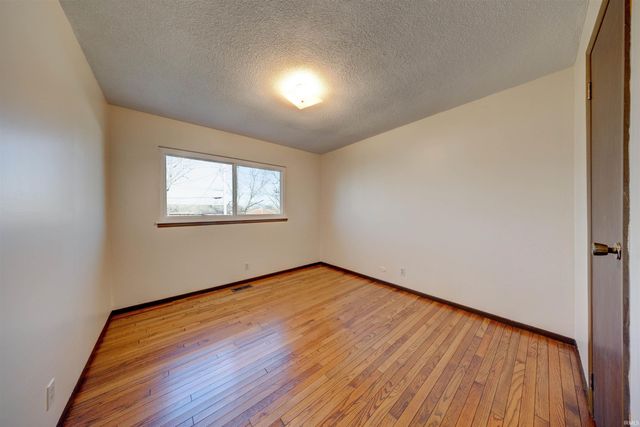 1313 Mayfair Drive, Boonville, IN 47601