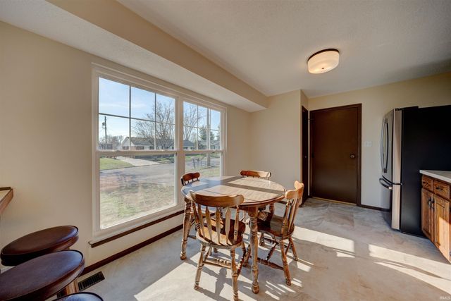 1313 Mayfair Drive, Boonville, IN 47601