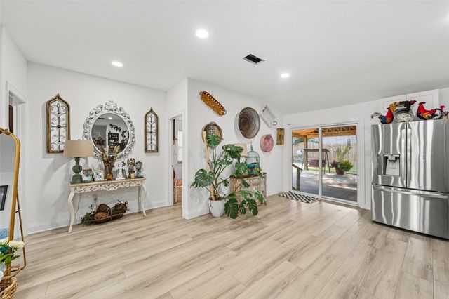 110 S 4th Street, Conroe, TX 77301