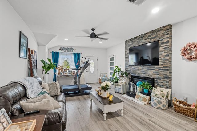 110 S 4th Street, Conroe, TX 77301