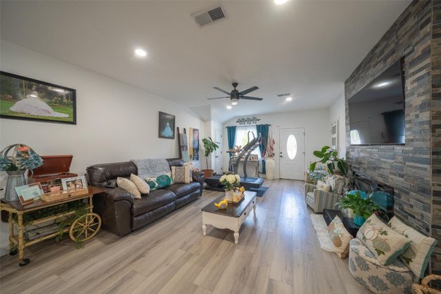 110 S 4th Street, Conroe, TX 77301