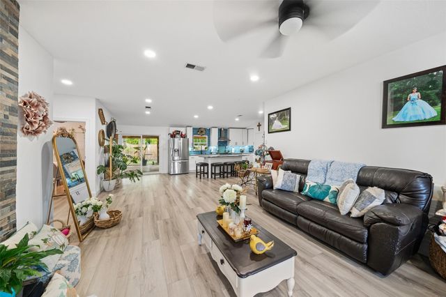 110 S 4th Street, Conroe, TX 77301