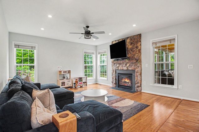 4056 SHRAYER CT, Warrenton, VA 20187