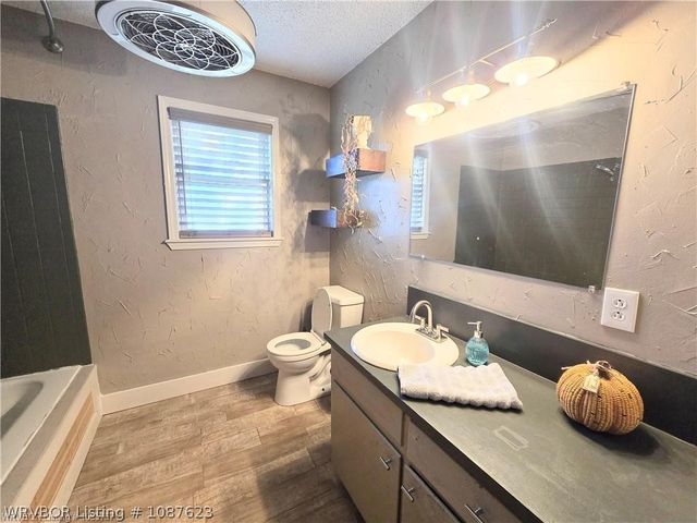 1005 Highway 96 SW, Lavaca, AR 72941