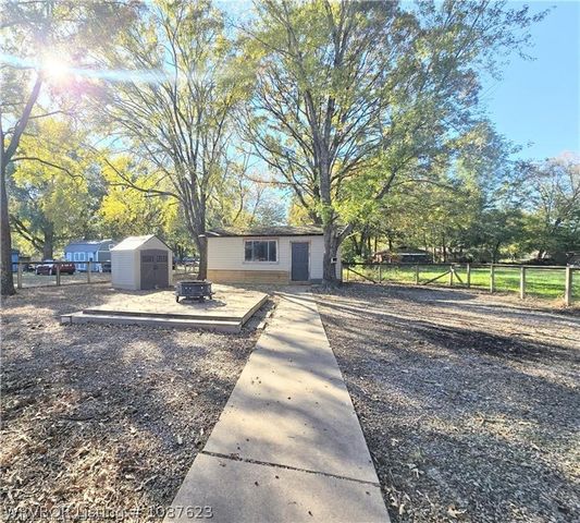 1005 Highway 96 SW, Lavaca, AR 72941