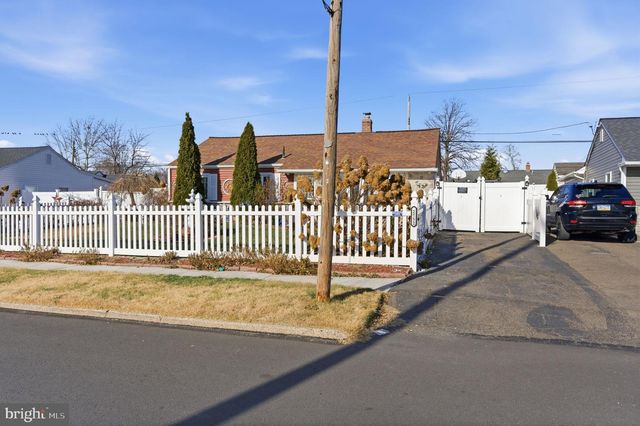 2752 WINDSOR DR, Bensalem, PA 19020