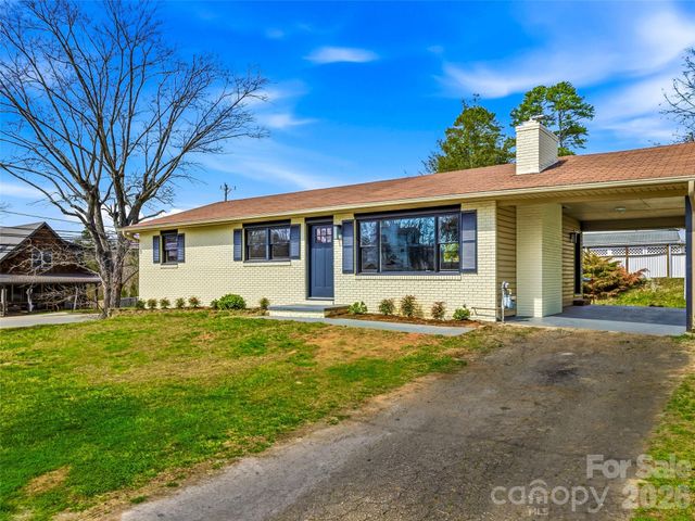 2 Oakland Street, Weaverville, NC 28787