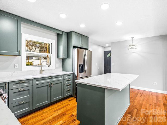 2 Oakland Street, Weaverville, NC 28787