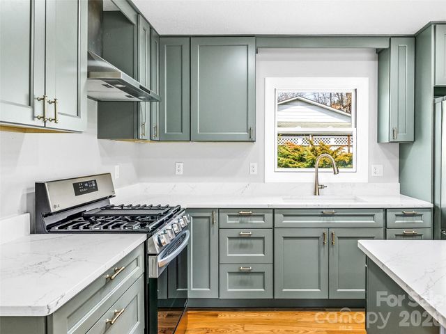 2 Oakland Street, Weaverville, NC 28787