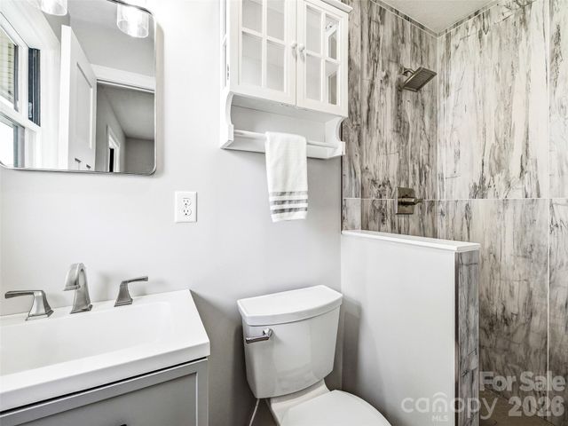 2 Oakland Street, Weaverville, NC 28787