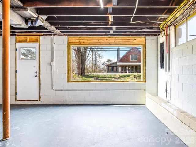 2 Oakland Street, Weaverville, NC 28787