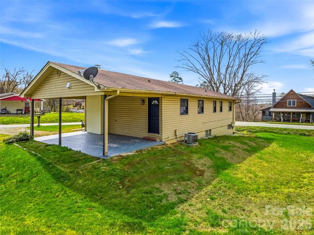2 Oakland Street, Weaverville, NC 28787