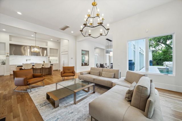 22 E Shady Lane E, Houston, TX 77063