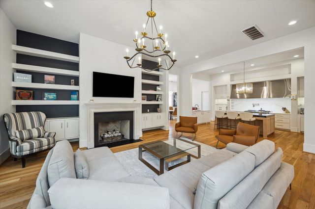 22 E Shady Lane E, Houston, TX 77063