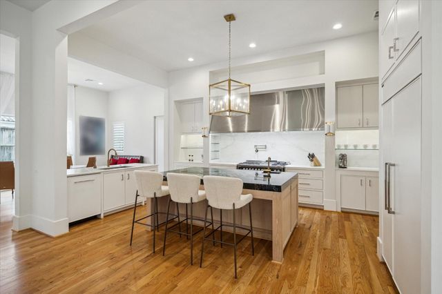 22 E Shady Lane E, Houston, TX 77063