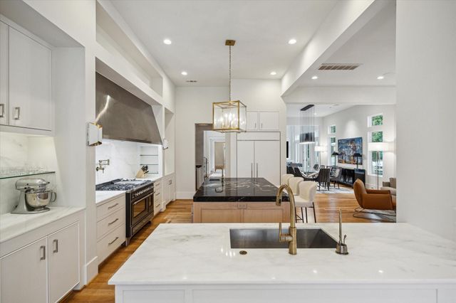 22 E Shady Lane E, Houston, TX 77063