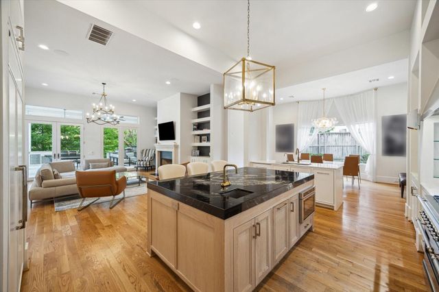 22 E Shady Lane E, Houston, TX 77063