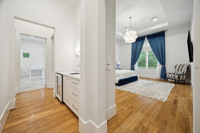 22 E Shady Lane E, Houston, TX 77063