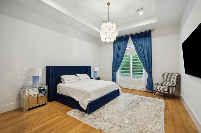 22 E Shady Lane E, Houston, TX 77063