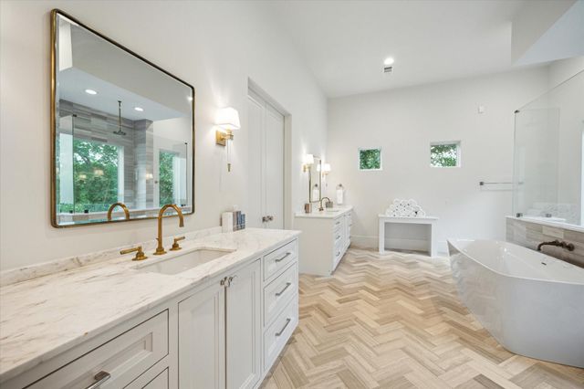 22 E Shady Lane E, Houston, TX 77063