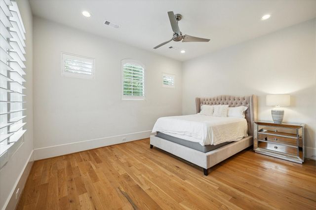 22 E Shady Lane E, Houston, TX 77063