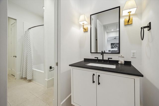 22 E Shady Lane E, Houston, TX 77063