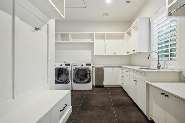 22 E Shady Lane E, Houston, TX 77063