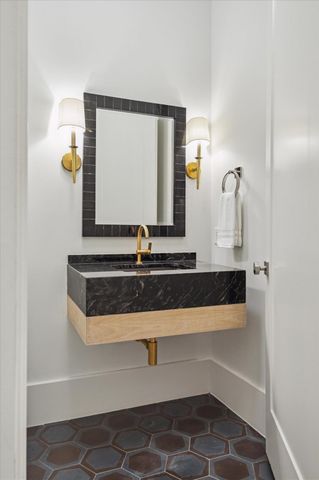 22 E Shady Lane E, Houston, TX 77063