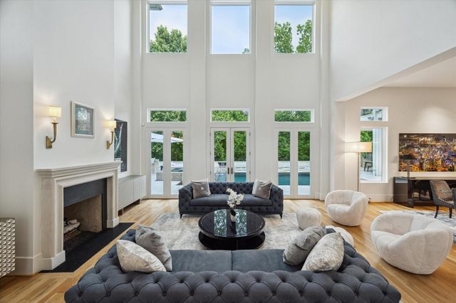 22 E Shady Lane E, Houston, TX 77063